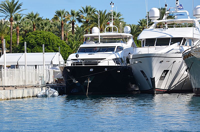 Black & White yacht in Port Canto