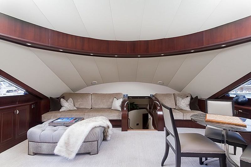 Liquidity yacht lounge