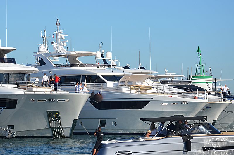 Waves yacht in Cannes