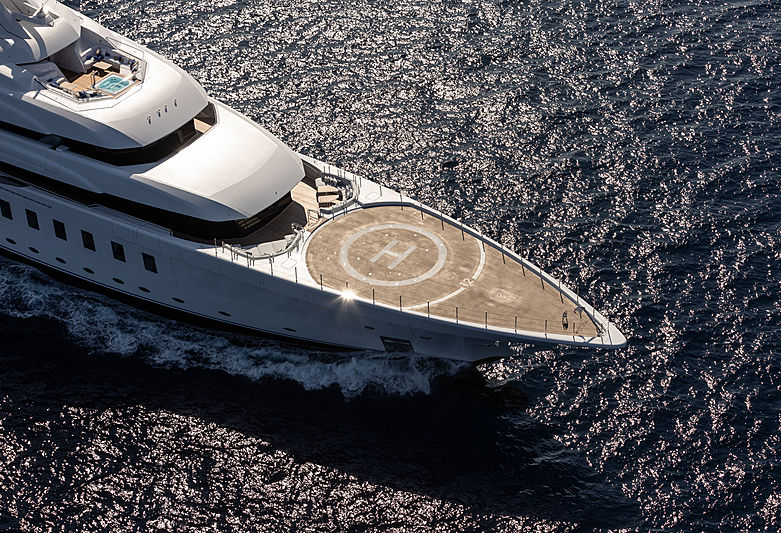 Madsummer yacht cruising