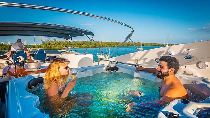 Top Gun yacht jacuzzi