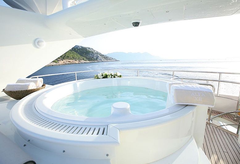 Alfa XII yacht