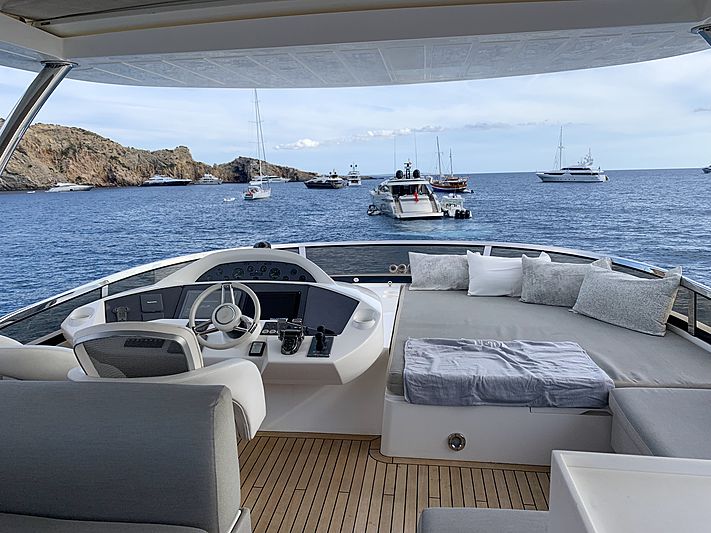 Li-Jor yacht flybridge