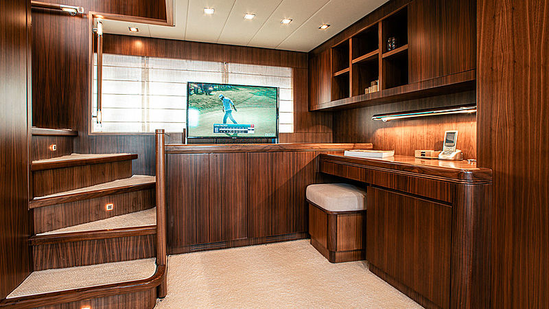 Dash yacht lounge