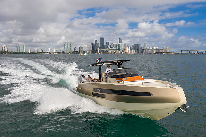 INVICTUS GT 370 tender Invictus Yacht