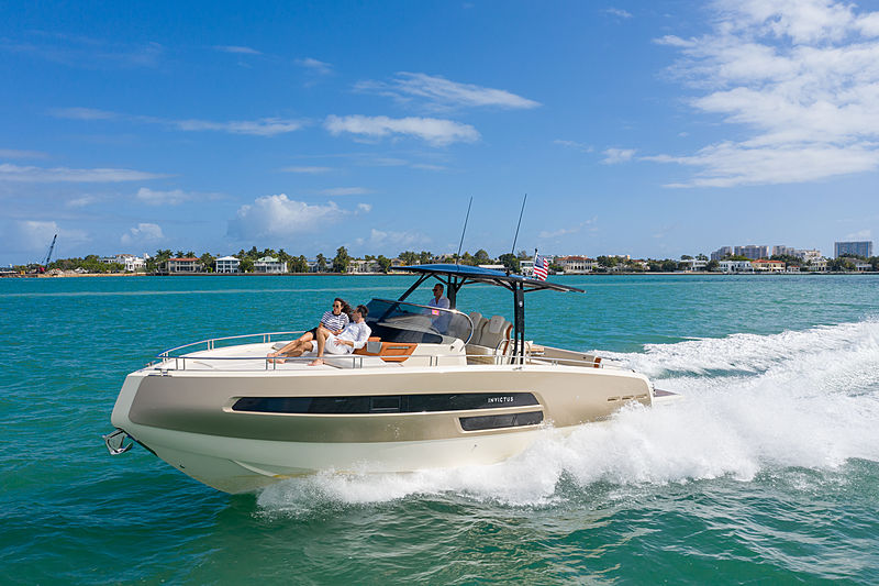 Invictus GT 370 cruising