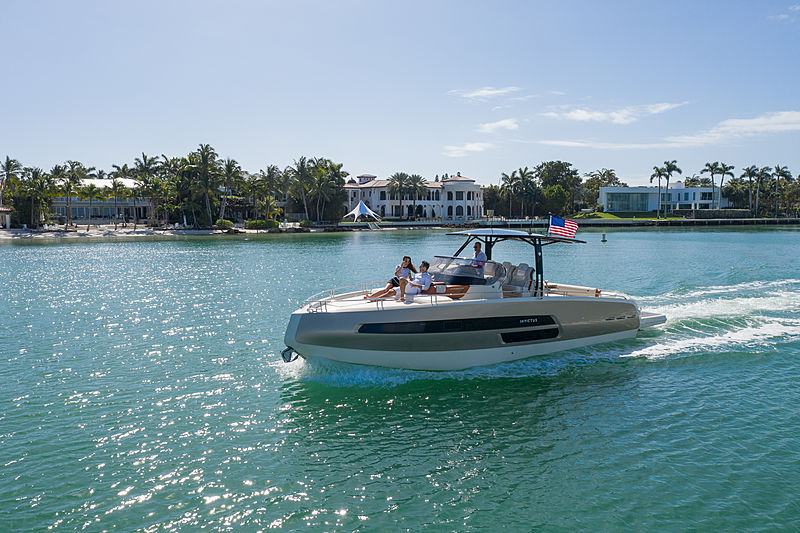Invictus GT 370 cruising