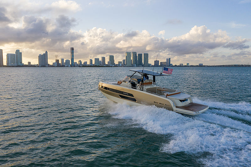 Invictus GT 370 cruising