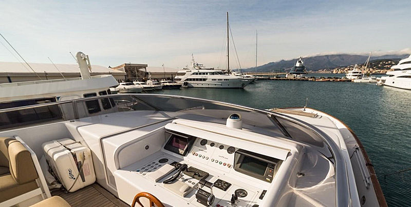 Zoo yacht flybridge