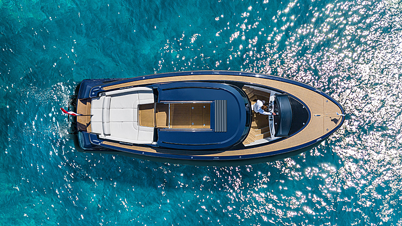 Wajer 38 L tender cruising