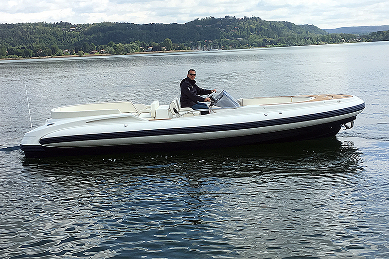 Castoldi Jet 25 tender cruising