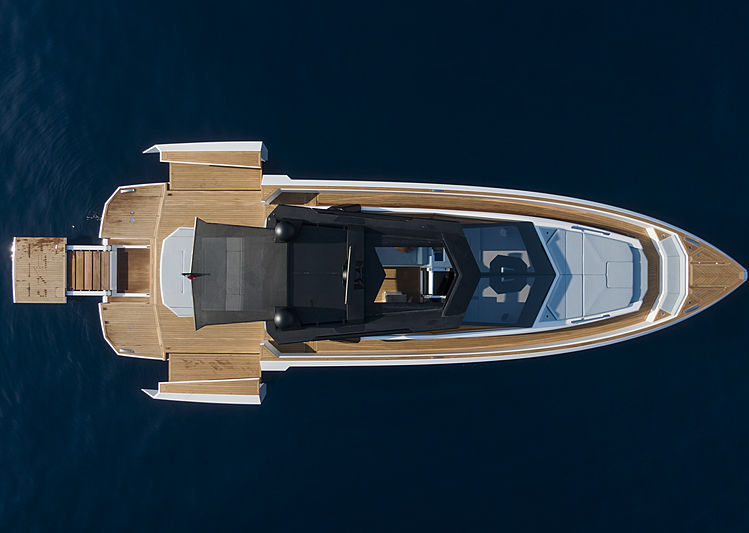 Evo R6 yacht
