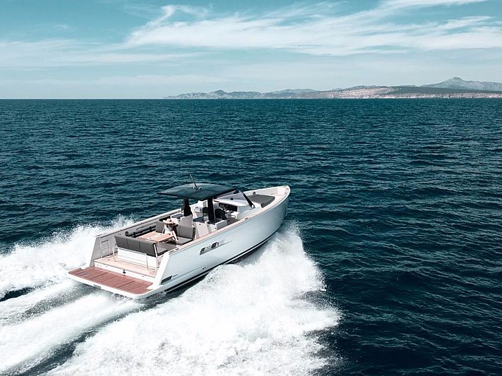 Fjord 40 Open Tender cruising