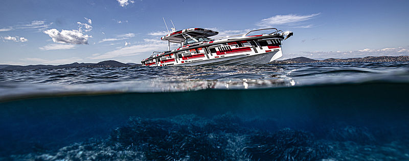 Axopar 37 Sun-Top tender cruising