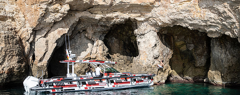 Axopar 37 Sun-Top tender cruising