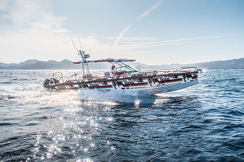 Axopar 37 Sun-Top tender cruising