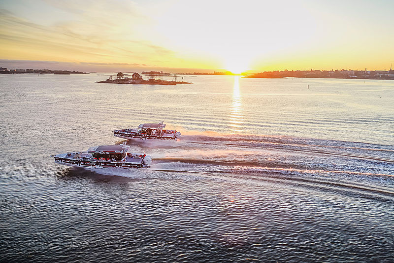Axopar 37 Sun-Top tender cruising