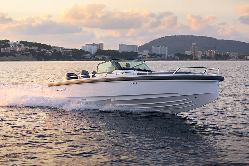 Axopar 28 Open tender exterior