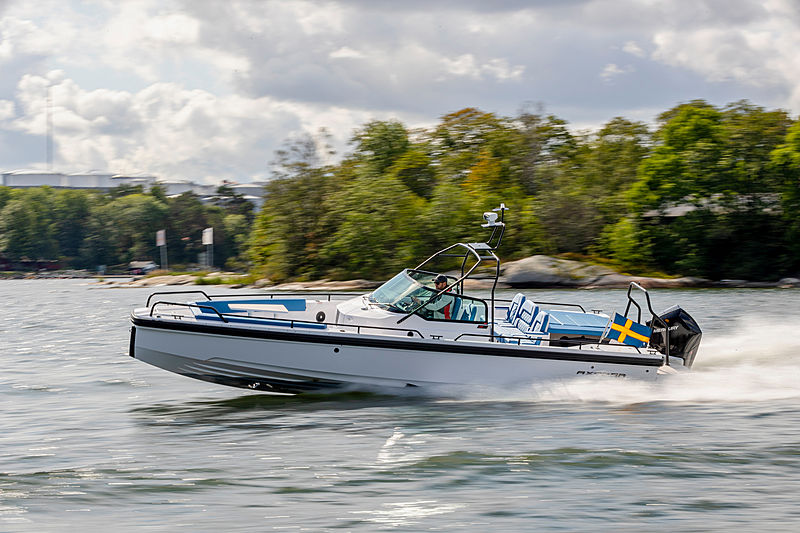 Axopar 28 Open tender exterior