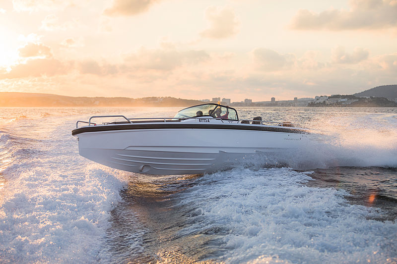 Axopar 28 Open tender exterior