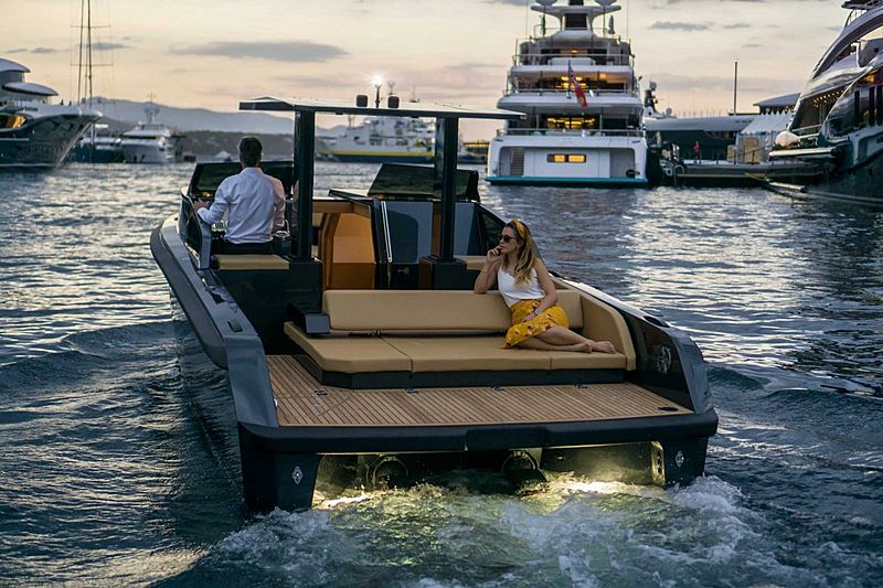Xtenders 9.7M Limousine tender exterior