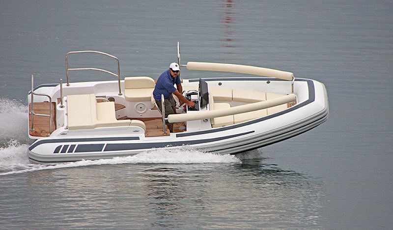 Novurania LX600 tender cruising