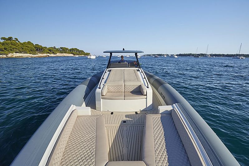 Chaser 500R tender exterior