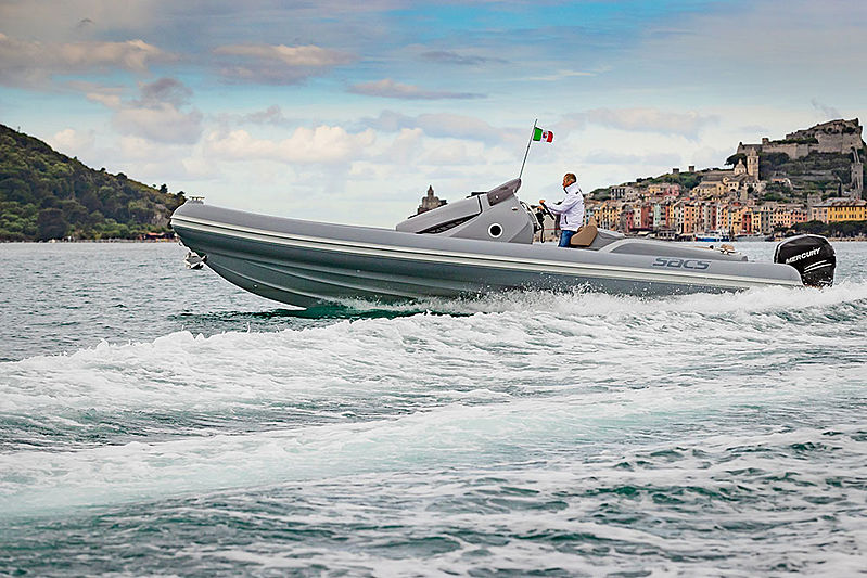 Sacs Strider 10 tender exterior