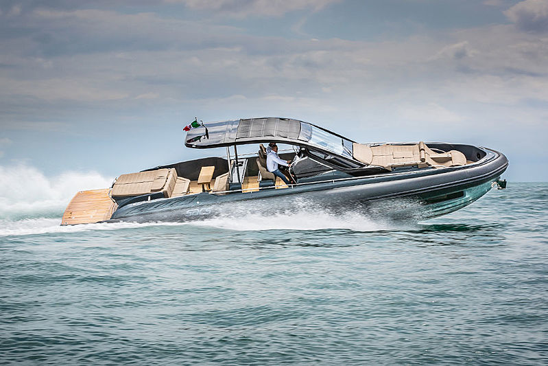 Sacs Rebel 47 tender exterior