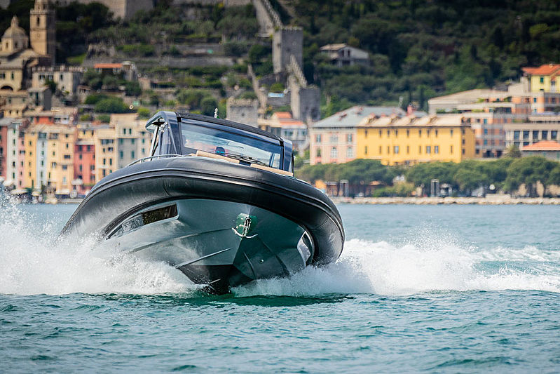 Sacs Rebel 47 tender exterior