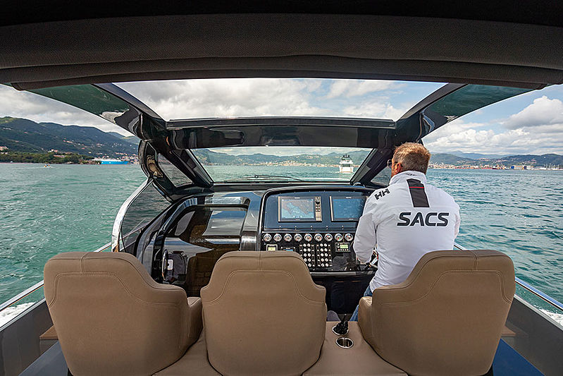 Sacs Rebel 47 tender exterior