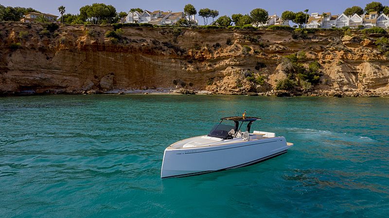 Pardo 38 tender exterior