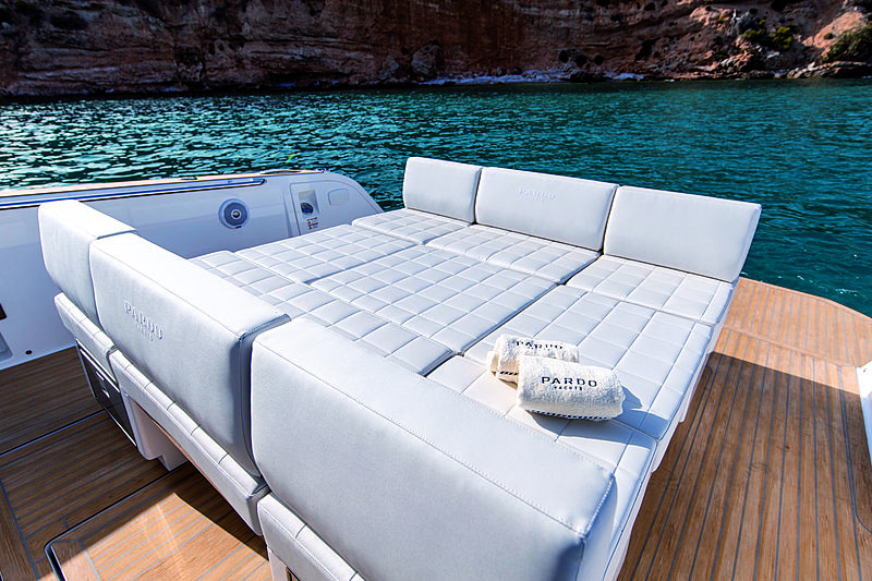 Pardo 38 tender exterior