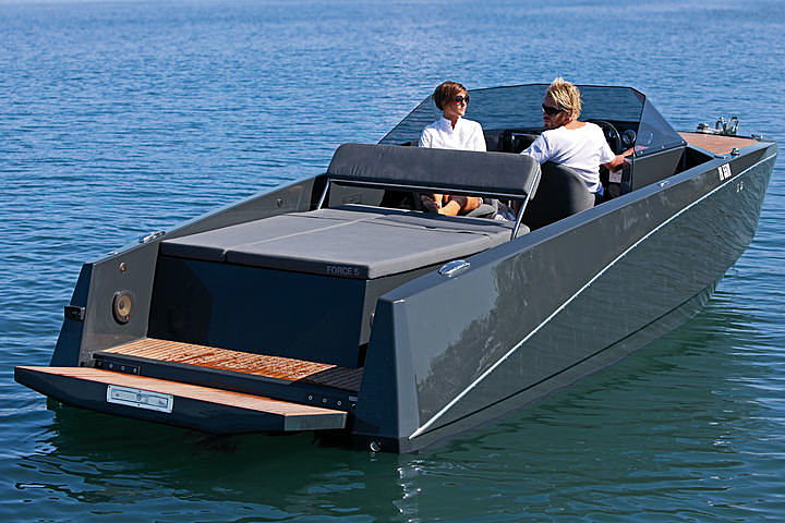 Ganz Ovation 6.8 tender exterior
