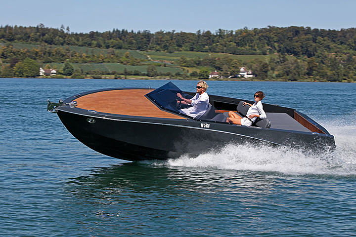 Ganz Ovation 6.8 tender exterior