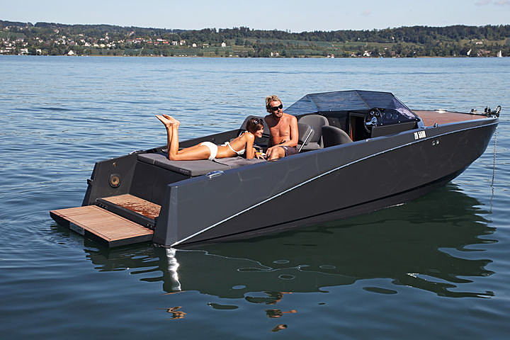 Ganz Ovation 6.8 tender exterior
