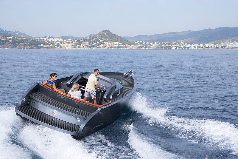Steeler Bronson 29 tender exterior