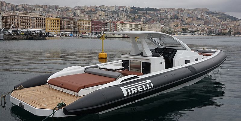 Pirelli 42 tender exterior