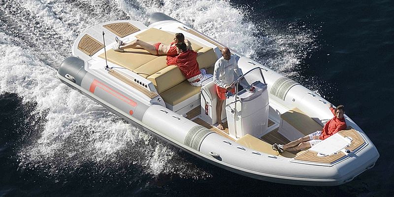 Pirelli 770 tender exterior