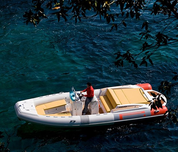 Pirelli 770 tender exterior