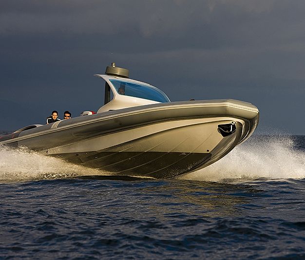 Pirelli 1400 tender exterior