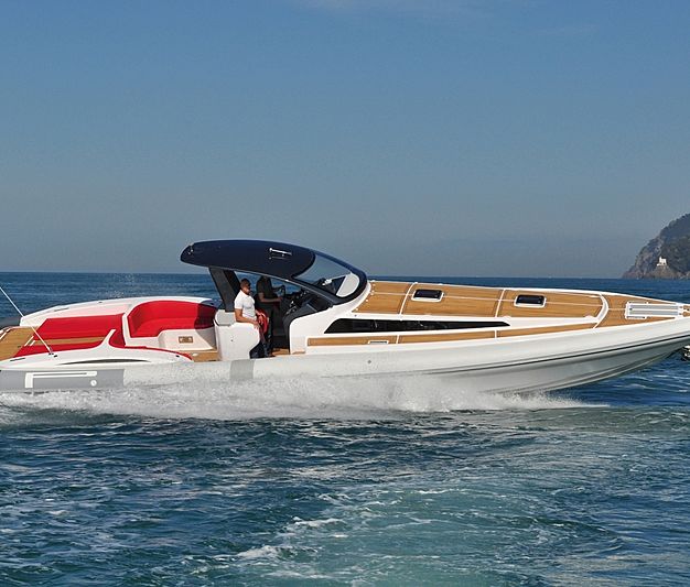 Pirelli 1400 tender exterior