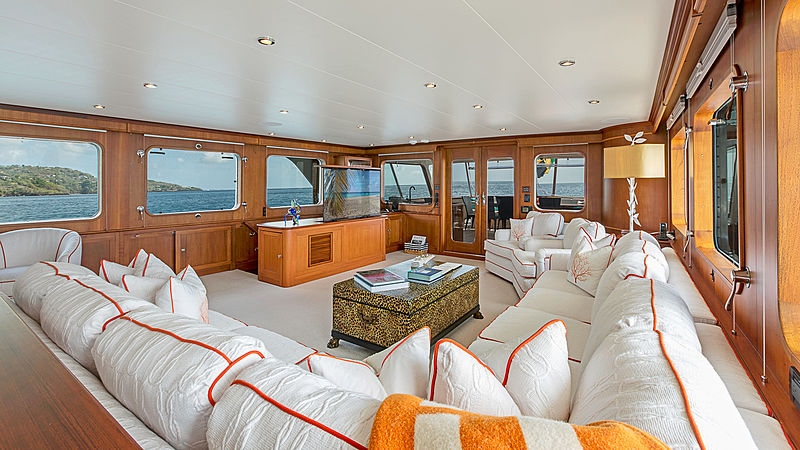 Berilda yacht saloon