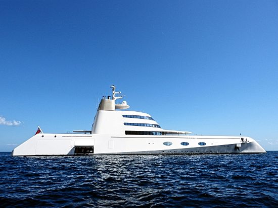 mega yacht a positano