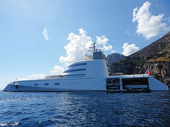 mega yacht a positano