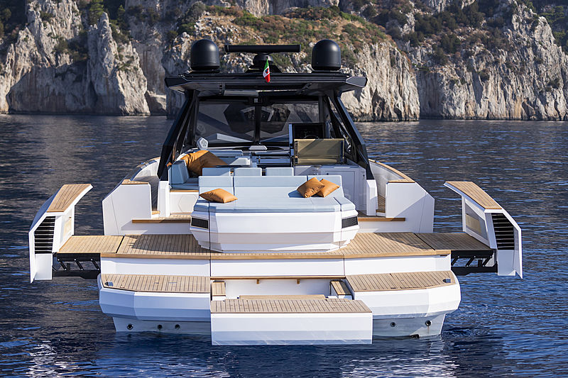 Evo R6 tender exterior