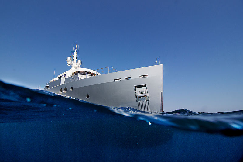 Siempre yacht at anchor