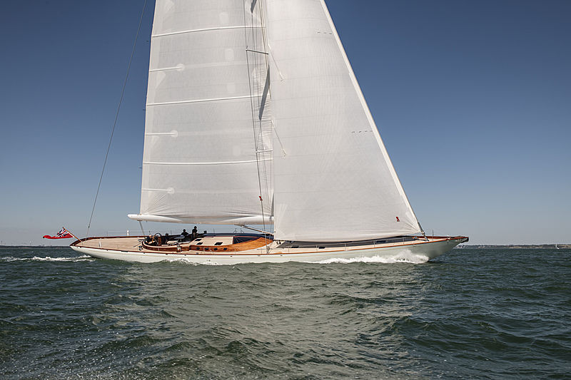 Photo Geist yacht sailing profile SuperYacht Times