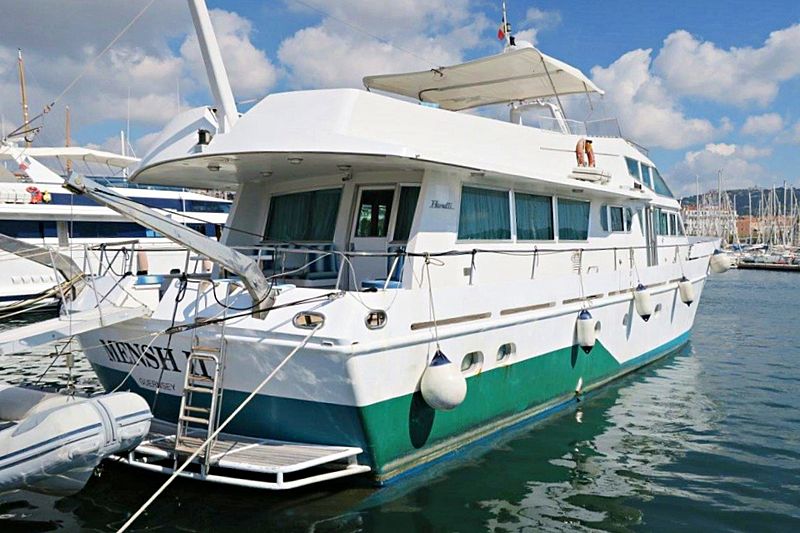 Mensh II yacht in marina
