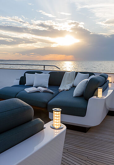 Azimut Grande Magellano 25/01 yacht deck